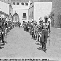 Entrada de la Policía Municipal que escoltaba al séquito real en el Patio de la Montería, tras haber asistido a los oficios del Jueves Santo en la Catedral de Sevilla. 18 de abril de 1930 ©ICAS-SAHP. Fototeca Municipal de Sevilla, fondo Serrano