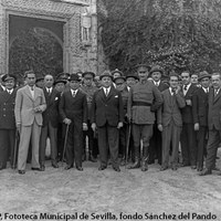 Acto de la entrega oficial del Real Alcázar al Ayuntamiento de Sevilla. El ministro de Comunicaciones, Diego Martínez Barrio, en el acto con el alcalde, José González y Fernández de la Bandera y el capitán general de Madrid, Gonzalo Queipo de Llano, posan ante la puerta de Marchena. Aparece también el gobernador civil, Vicente Sol, varios concejales del Ayuntamiento y autoridades militares. 31 de octubre 1931 ©ICAS-SAHP. Fototeca Municipal de Sevilla, fondo Sánchez del Pando