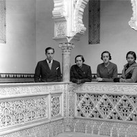 Joaquín Romero Murube con un grupo de turistas en el Real Alcázar. 1935 ©ICAS-SAHP, Fototeca Municipal de Sevilla, fondo Sánchez del Pando