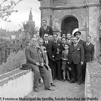 Visita al Alcázar del Presidente Diego Martínez Barrio y el presidente de la Generalitat, Lluis Companys. Aparecen también el alcalde, Horacio Hermoso, el ministro Blasco Garzón y Joaquín Romero Murube. 1936 ©ICAS-SAHP, Fototeca Municipal de Sevilla, fondo Sánchez del Pando