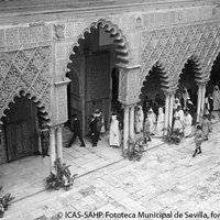 Recepción en el Alcázar a una comisión de moros notables procedentes de Tetuán en plena Guerra Civil. 10 de marzo de 1937. ©ICAS-SAHP. Fototeca Municipal de Sevilla, fondo Serrano