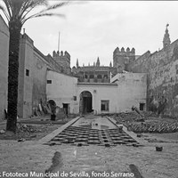 Real Alcázar. Patio de la Montería. Obras de rehabilitación. Nueva solería de ladrillos y cantos rodados. El pavimento actual del Patio de la Montería fue colocado en 1942, según diseño del arquitecto municipal Juan Talavera, que a su vez se basó en diseños similares de los Patios del Crucero y del León y la Giralda. ©ICASSAHP. Fototeca Municipal de Sevilla, fondo Serrano