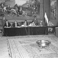 Pleno extraordinario del Parlamento de Andalucía en el Salón del Almirante de los Reales Alcázares donde se ratificó la vía del artículo 151 mediante la modificación de la Ley Orgánica de referéndum, que permitió desbloquear la Autonomía andaluza. 26 de septiembre de 1980 ©ICAS-SAHP. Fototeca Municipal de Sevilla, fondo Serrano