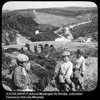Vista desde el lado sur del castillo (A small fertile valley, Andalusia). Ca. 1900. Placa de vidrio en positivo realizada para la Keystone View Company (Meadville, Pennsilvania, EE.UU.) ©ICAS-SAHP, Fototeca Municipal de Sevilla, colección Francisco Herrera Miranda