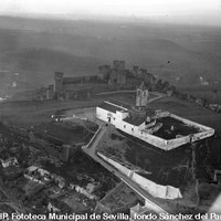 Vista aérea del Castillo y la ermita de Nuestra Señora del Águila. La fotografía se realiza en febrero de 1928 durante el primer raid aéreo del diario El Liberal, en un avión Junkers que hace el servicio Sevilla-Madrid. ©ICAS-SAHP, Fototeca Municipal de Sevilla, fondo Sánchez del Pando