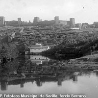 Vista del castillo y la ermita de Nuestra Señora del Águila. En la margen del río, el molino del Arrabal. 1930 ca. ©ICAS-SAHP, Fototeca Municipal de Sevilla, fondo Serrano