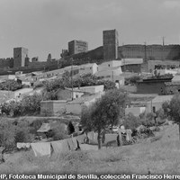 Viviendas en el Arrabal bajo el Castillo. 1950-1960. ©ICAS-SAHP, Fototeca Municipal de Sevilla, colección Francisco Herrera Miranda 