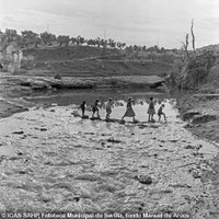 Vadeando el río Guadaíra. 1956. ©ICAS-SAHP, Fototeca Municipal de Sevilla, fondo Manuel de Arcos
