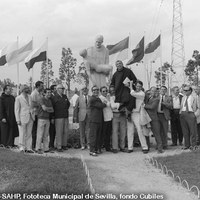 Visita a la Ciudad de San Juan de Dios de los informadores de Prensa y Radio con motivo de su inauguración.  Fray Serafín Madrid, a hombros de los periodistas, ante el monumento a San Juan de Dios. Detrás el monumento a la Prensa, Radio y Televisión. Junio de 1970. ©ICAS-SAHP, Fototeca Municipal de Sevilla, fondo Cubiles