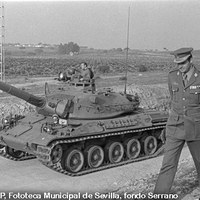 Visita del príncipe Juan Carlos de Borbón a la Empresa Santa Bárbara de Industrias Militares (junto al destacamento de Las Canteras). Prueba de los carros de combate "AMX-30". 20 de febrero de 1975. ©ICAS-SAHP, Fototeca Municipal de Sevilla, fondo Serrano