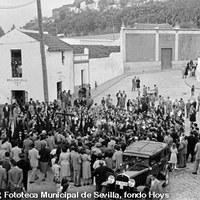Procesión de la Hermandad de Nuestro Padre Jesús Nazareno. Primer tramo de nazarenos en la plaza el Perejil. Taberna y fachada del cine de la Cantina Escolar. 1951-1953. ©ICAS-SAHP, Fototeca Municipal de Sevilla, fondo Hoys