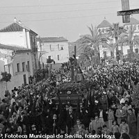 Procesión de la Hermandad de Nuestro Padre Jesús Nazareno. En la plaza del Duque. Destacan como edificios singulares la Casa del Pósito y Casa Paulita. 1951. ©ICAS-SAHP, Fototeca Municipal de Sevilla, fondo Hoys