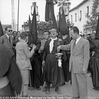 Procesión de la Hermandad de Nuestro Padre Jesús Nazareno. Paso de Jesús Nazareno, precedido por la figura del pidón. 1950 ca. ©ICAS-SAHP, Fototeca Municipal de Sevilla, fondo Hoys