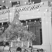 Procesión de la Virgen del Águila. Paso de la Virgen ante la Casa Ibarra (chalet Villa Luz). 1961-1963. ©ICAS-SAHP, Fototeca Municipal de Sevilla, fondo Serrano