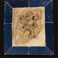 Azulejo de relieve: escudo heráldico con león rampante. Cerámica y vedrío.  1251=1325.  Museo de Artes y Costumbres Populares de Sevilla, Depósito del Estado (Rgto. DE533U).