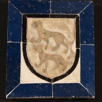  Azulejo de relieve con escudo heráldico: dos lobos mirando a la izquierda. Atribuido a la sepultura de Ruy Gil de Villalobos. Cerámica y vidrio.  1251=1325. Iglesia de S. Andrés. Museo de Artes y Costumbres Populares de Sevilla, Depósito del Estado (Rgto. DE539U).