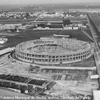 Bulevar de la calle Eduardo Dato. Plaza de toros Monumental derruida. Década de 1920. ©ICAS-SAHP, Fototeca Municipal de Sevilla, archivo Sánchez del Pando