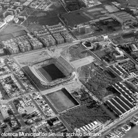 Vista del centro neurálgico del barrio de Nervión anterior a la apertura de la avenida de San Francisco Javier y la calle Luis de Morales. En el centro, el estadio Ramón Sánchez Pizjuán. 1966 ©ICAS-SAHP, Fototeca Municipal de Sevilla, archivo Serrano