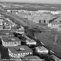 Vista aérea del sector que comprende la calle Marqués de Pickman y las viviendas colectivas de Ciudad Jardín durante una crecida del arroyo Tamarguillo. 1962 ©ICAS-SAHP, Fototeca Municipal de Sevilla, archivo Serrano