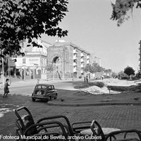 Calle Luis Montoto. Obras en las aceras. A la derecha, la calle Marqués de Nervión. Al fondo, el humilladero de la Cruz del Campo. Década de 1960 ©ICAS-SAHP, Fototeca Municipal de Sevilla, archivo Cubiles