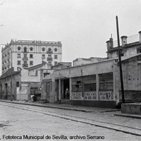 Calle Luis Montoto. Derribo de inmuebles, establecimientos hosteleros y estanco, frente al templete de la Cruz del Campo para la alineación de la calle. 1961 ca. ©ICAS-SAHP, Fototeca Municipal de Sevilla, archivo Serrano