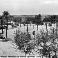 Vista de la Gran Plaza, entonces denominada Capitán Cortés, con planta circular. En ella confluyen la avenida de la Ciudad Jardín y las calles Doña María de Molina, Alfonso XI, Almotamid y Marqués de Pickman. 1965 ©ICAS-SAHP, Fototeca Municipal de Sevilla, archivo Cubiles