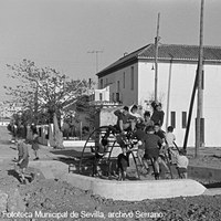 Parque infantil en la calle Don Gonzalo de Mena (antigua calle número Tres) en la barriada Ciudad Jardín. Década de 1960. ©ICAS-SAHP, Fototeca Municipal de Sevilla, archivo Serrano