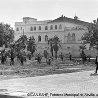Calle Marqués de Nervión esquina a calle Eduardo Dato. Sanatorio de Jesús del Gran Poder de la Orden Hospitalaria de San Juan de Dios. 1960 ca.  ©ICAS-SAHP, Fototeca Municipal de Sevilla, archivo Serrano