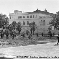 Calle Marqués de Nervión esquina a calle Eduardo Dato. Sanatorio de Jesús del Gran Poder de la Orden Hospitalaria de San Juan de Dios. 1960 ca.  ©ICAS-SAHP, Fototeca Municipal de Sevilla, archivo Serrano