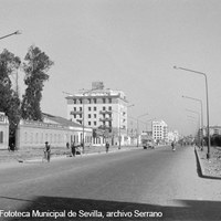 Avenida Eduardo Dato. Obras de urbanización de las aceras. A la izquierda, el almacén de hierros y maderas Torras, y a la derecha, jardines de la Buhaira y colegio Portaceli. Década de 1960 ©ICAS-SAHP, Fototeca Municipal de Sevilla, archivo Serrano