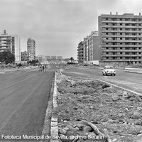 Obras de urbanización de la avenida San Francisco Javier y la calle Luis de Morales. Al fondo, las naves y almacenes industriales que cerraban la salida a la calle Luis Montoto. Década de 1970 ©ICAS-SAHP, Fototeca Municipal de Sevilla, archivo Serafín