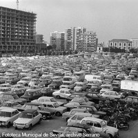 Calle Luis de Morales, en el tramo de la antigua calle de Longoria. Aparcamiento durante un partido de fútbol en el estadio Ramón Sánchez Pizjuán. A la izquierda, el hotel Los Lebreros en construcción. 1976 ©ICAS-SAHP, Fototeca Municipal de Sevilla, archivo Serrano