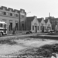 Fábricas en la calle Luis Montoto, ejemplos de arquitectura industrial en clave regionalista: almacén de aceites de Miguel García Longoria y Cía. y fábrica de hielo y gaseosas El Progreso Industrial. Década de 1960 ©ICAS-SAHP, Fototeca Municipal de Sevilla, archivo Serrano