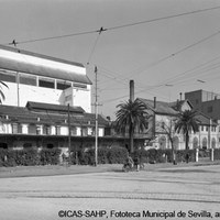 Fábrica de cervezas de La Cruz del Campo en la actual avenida de Andalucía. 1940 ca. ©ICAS-SAHP, Fototeca Municipal de Sevilla, archivo Serrano