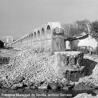 Caños de Carmona y arroyo Ranilla. Tramo que se derriba a partir de 1963 en la confluencia de las actuales Ronda del Tamarguillo y avenida de Andalucía.  ©ICAS-SAHP, Fototeca Municipal de Sevilla, archivo Serrano