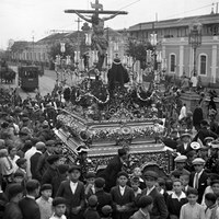 Hermandad de San Bernardo. Paso del Cristo de la Salud con la imagen de María Magdalena a sus pies, figura de la que se prescindió en 1928. Al fondo, la Real Fundición de Artillería en la calle Eduardo Dato. Década de 1920 ©ICAS-SAHP, Fototeca Municipal de Sevilla, archivo Serrano