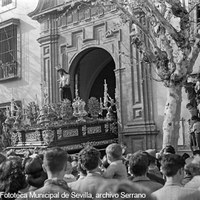 Salida del Cristo de la Presentación de la Hermandad de San Benito desde la parroquia de San Roque a causa de la inundación de la iglesia de San Benito. El Cristo figuraba solo sobre un paso cedido por la Hermandad del Sagrado Corazón de Jesús de Nervión. 1948 ©ICAS-SAHP, Fototeca Municipal de Sevilla, archivo Serrano