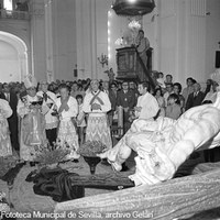 Acto de bendición de la nueva imagen del Cristo de la Sed, obra de Luis Álvarez Duarte, en la parroquia de la Concepción. Fue oficiado por el cardenal José María Bueno Monreal y actuaron como padrinos los hermanos de San Juan de Dios. 1970 ©ICAS-SAHP, Fototeca Municipal de Sevilla, archivo Gelán