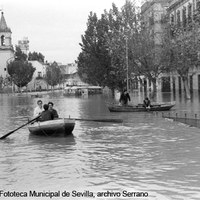 Calle Luis Montoto. Inundación por el desbordamiento del arroyo Tamarguillo. 1961 ©ICAS-SAHP, Fototeca Municipal de Sevilla, archivo Serrano