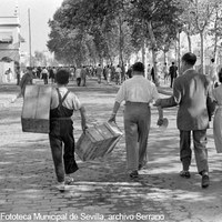 Aficionados que se dirigen a un partido del Sevilla F.C. por el bulevar de la calle Eduardo Dato. 1954 ©ICAS-SAHP, Fototeca Municipal de Sevilla, archivo Serrano