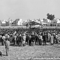 Acto de colocación y bendición de la primera piedra del futuro estadio Ramón Sánchez Pizjuán. Detrás la calle José Luis de Casso. 1956 ©ICAS-SAHP, Fototeca Municipal de Sevilla, archivo Gelán