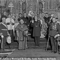 23. Fiesta de la Raza. El presidente del Consejo de Ministros general Miguel Primo de Rivera y el cardenal Eustaquio Ilundáin en la capilla de la Virgen de la Antigua de la Catedral tras el acto de imposición de los collares de la orden de Isabel la Católica. Detrás, una representación de los oficiales de la carabela Santa María portando el guion del Almirante. 12 de octubre de 1929. ©ICAS-SAHP, Fototeca Municipal de Sevilla, fondo Sánchez del Pando