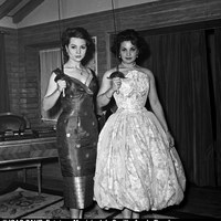 25. Carmen Sevilla y Sara Montiel en la fiesta organizada por el productor Benito Perojo para festejar la firma del contrato con esta última. Madrid, 1957 ©ICAS-SAHP, Fototeca Municipal de Sevilla, fondo Basabe