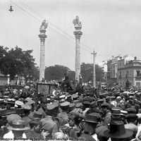 1- El cadáver de Joselito llegó a la estación Plaza de Armas a las 9:30 de la mañana del 19 de mayo. La comitiva fúnebre estuvo acompañada en el recorrido hasta el Cementerio de San Fernando por una gran multitud que se desbordó a su paso por la Alameda de Hércules, residencia de la familia Gómez Ortega. 19.05.1920