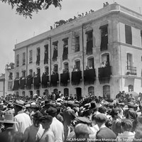 2- La ciudad amaneció de luto para recibir los restos mortales del torero sevillano. Los mantones negros cuelgan de los balcones del edificio de la calle Bailén esquina a la Alameda de Hércules.19.05.1920