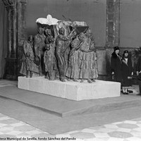 4-El Mausoleo de Joselito le fue encargado al escultor valenciano Mariano Benlliure (en la imagen con los Infantes Carlos, Luisa e Isabel Alfonsa) por la familia del torero. La escultura llegó a Sevilla en 1925 y se expuso públicamente en el Palacio de Bellas Artes.1925