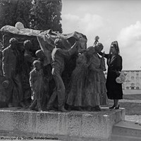 5- Instalado definitivamente en el Cementerio de San Fernando en 1926, representa la multitudinaria manifestación que acompañó al diestro, en su último paseíllo camino del Camposanto.1926