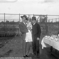 3- Joselito con su cuñado y banderillero de su cuadrilla, Enrique Ortega Cuco en el bautizo de su hijo, Rafael Ortega, futuro Gallito. 1917