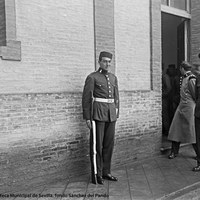 4- El torero Joselito con uniforme del Regimiento de Ingenieros del que fue soldado de cuota. A la derecha, su instructor el teniente Juan Chaparro. 12-1916