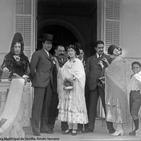 5- Comprometido siempre con las causas benéficas, vemos a Joselito en la puerta de acceso a su residencia en la Alameda de Hércules colaborando en una cuestación popular. 1919